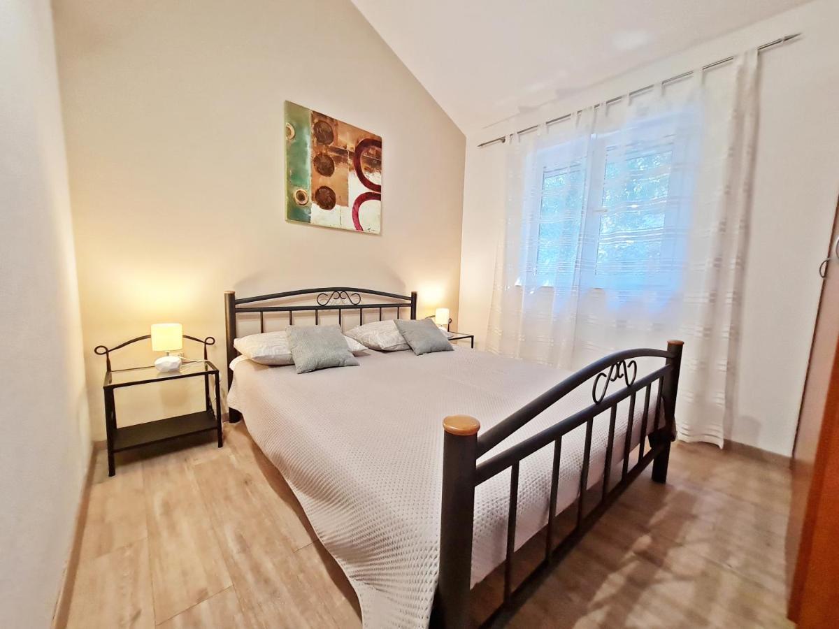 Apartment Ivana Borak โอมิช ภายนอก รูปภาพ
