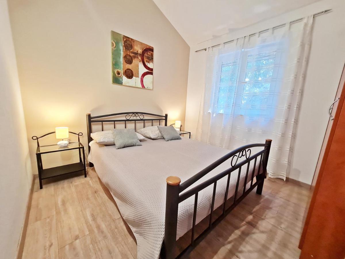 Apartment Ivana Borak โอมิช ภายนอก รูปภาพ